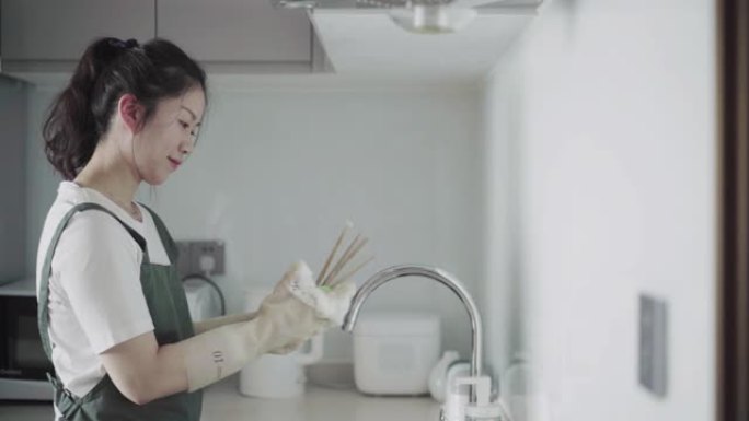 亚洲女性厨房洗碗家居生活刷碗打扫卫生