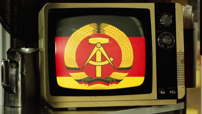复古电视上的德意志民主共和国 (东德) 国旗。