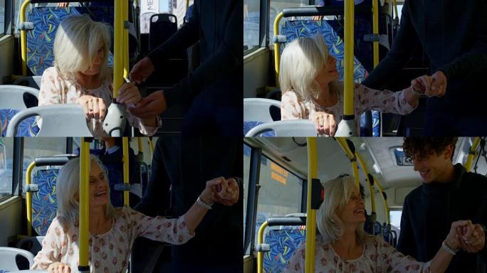 男性通勤者在乘坐4k公交车时帮助成熟的通勤者