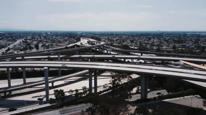 无人机降落在加利福尼亚州洛杉矶著名的法官普雷格森高速公路交叉口附近，有许多天桥。