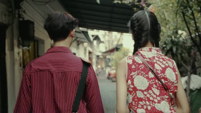 快乐的亚洲夫妇在城市中漫步