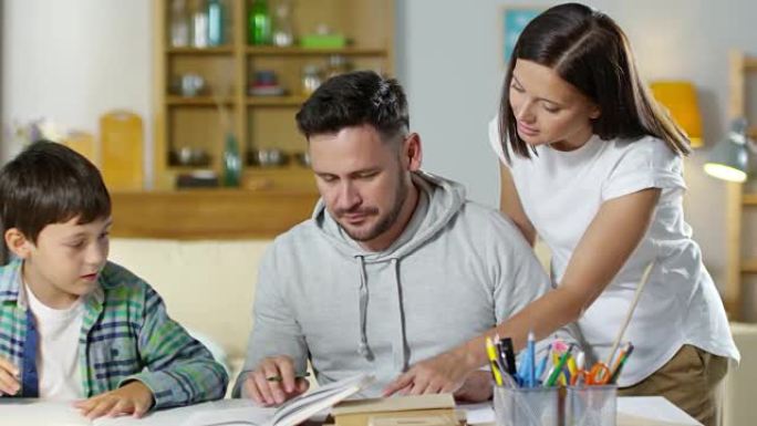 母亲、父亲和儿子一起做作业