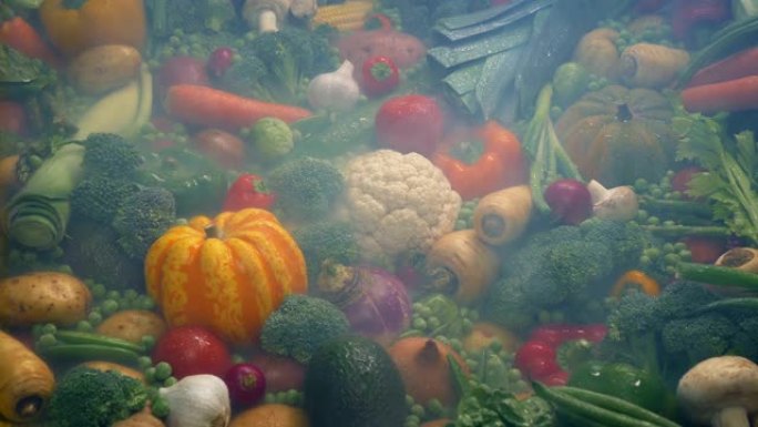 蔬菜堆上的冷冻蒸汽