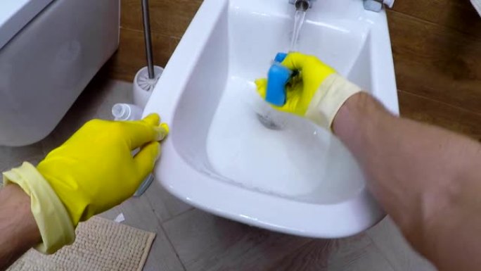 戴手套清洁坐浴盆碗的人的视点