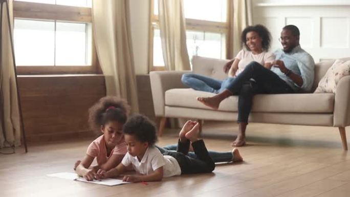 快乐的非洲家庭与孩子们在客厅休闲活动