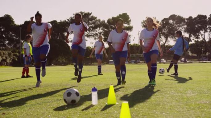 女子足球队在足球场上做有氧运动。4k