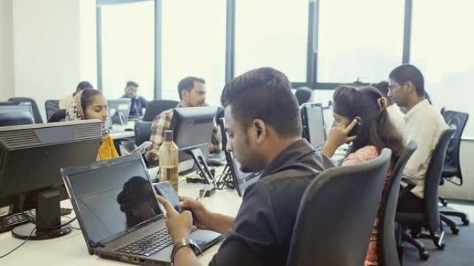 在办公室工作的印度男女专业人员的平移视频