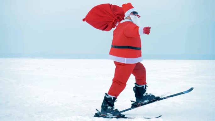 戴着墨镜的圣诞老人在雪地上滑雪