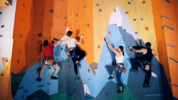 在攀岩中心训练人们，特写。