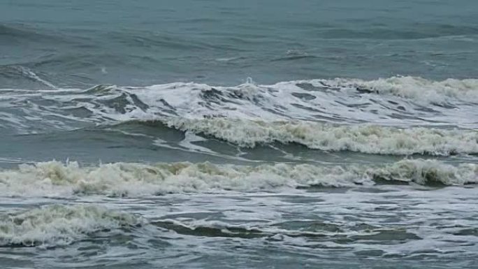 海浪撞击并溅到海滩上，慢动作