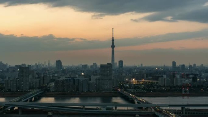东京晴空树的4k时间流逝与各种建筑的城市景观和交通道路交叉口在日落时间高峰时间有来自日本塔厅船博里观