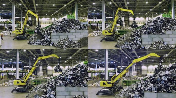 工业机器正在垃圾填埋场中运输废物。回收工业委员会，塑料垃圾回收厂。