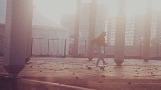 日落时，凉爽的潮人滑冰女孩在城市进行长板运动