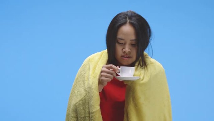 生病的女人在喝茶