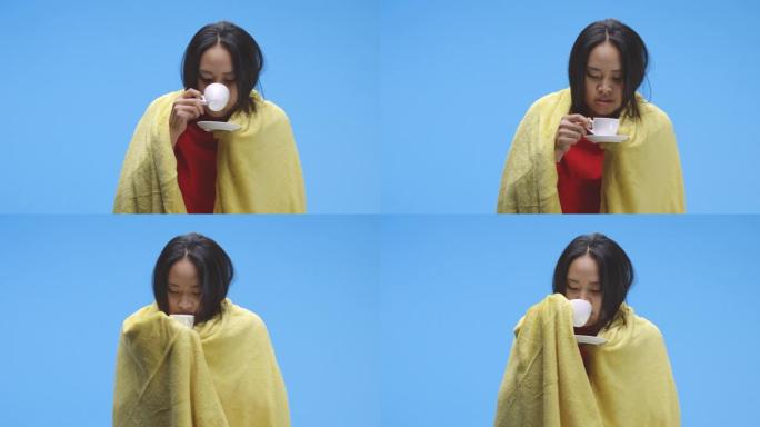 生病的女人在喝茶