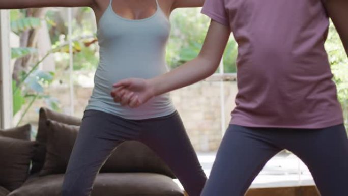 母女俩做瑜伽体育锻炼身心修养陶冶情操