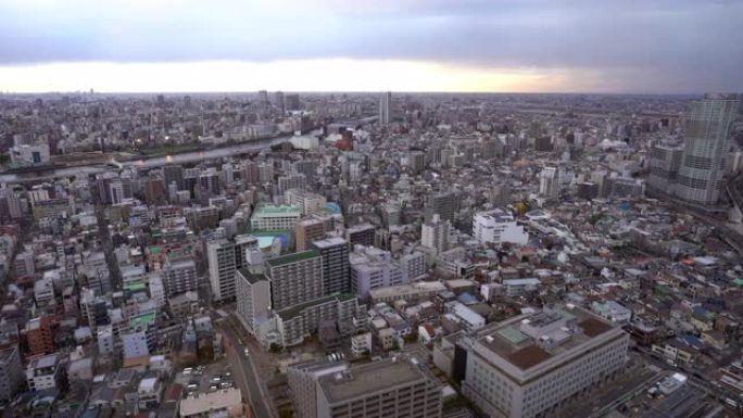 电影从东边俯视东京天际线城市景观。
