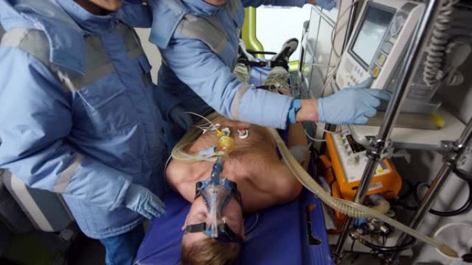 医护人员监测救护车内患者的生命体征