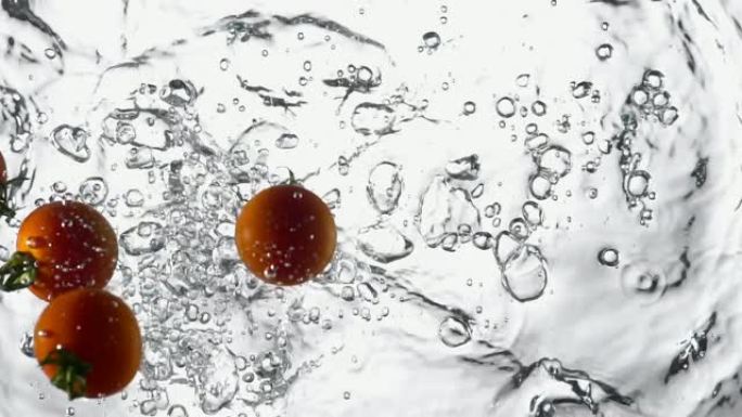 番茄的慢动作掉入水中并飞溅。