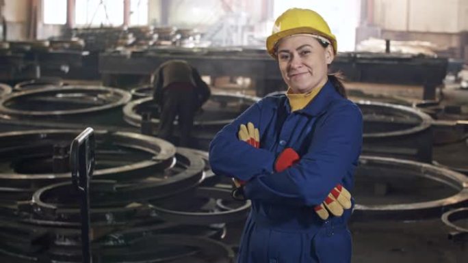 在金属制造工厂摆姿势的女工程师