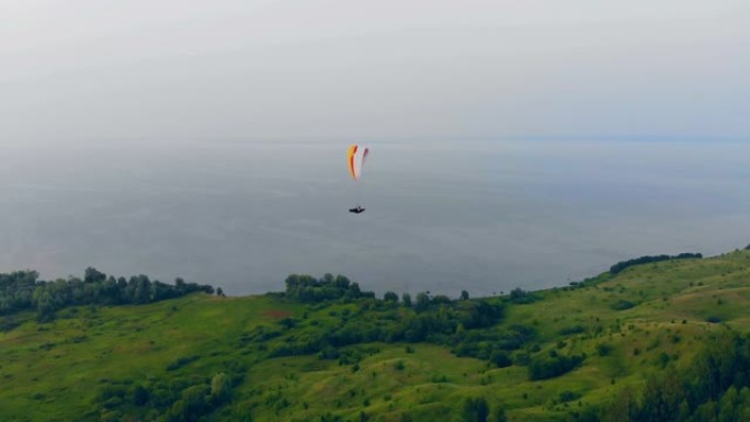 职业运动员在天空中滑翔机飞行。空中滑翔伞。