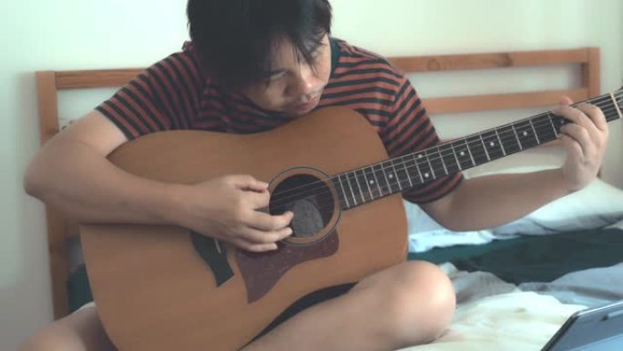 年轻人在家弹吉他直播教学抖音网红主播吉他