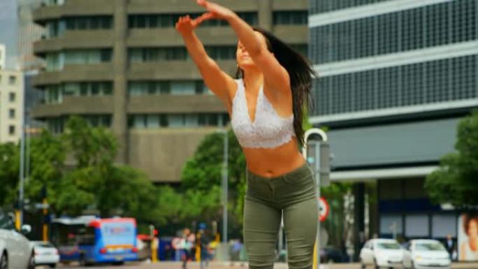 年轻女舞者在城市4k的街道上跳舞