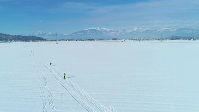 空中: 逃离两名无法识别的女游客越野滑雪