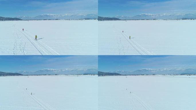 空中: 逃离两名无法识别的女游客越野滑雪