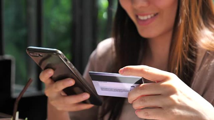 女人在家用信用卡通过手机在线订购