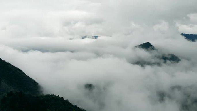 鸟瞰山山和森林与云