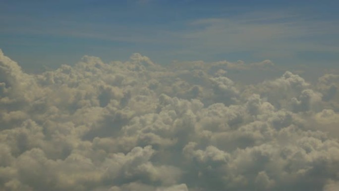 云中的飞行云海空中俯瞰