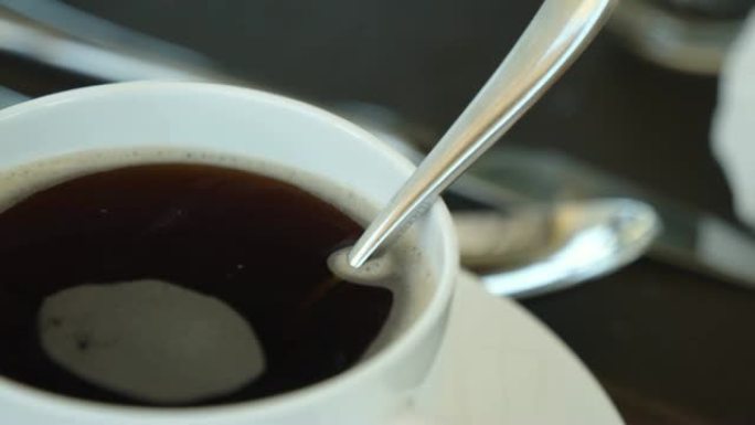 咖啡厅桌上的黑色热美式咖啡的4k镜头