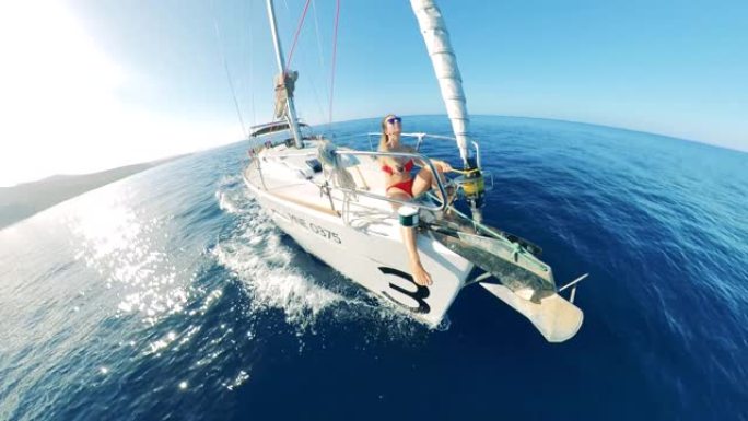 漂流船，一位女士坐在船首并拍摄自己。暑假期间在帆船上的朋友，海上探险。