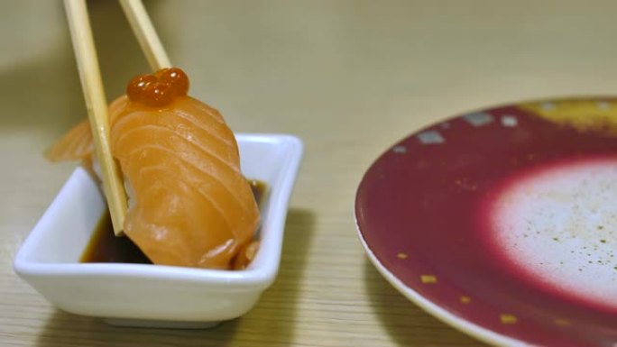 吃寿司的女人鱼片蘸料