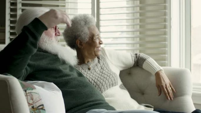 老年夫妇放松身心，看着窗外