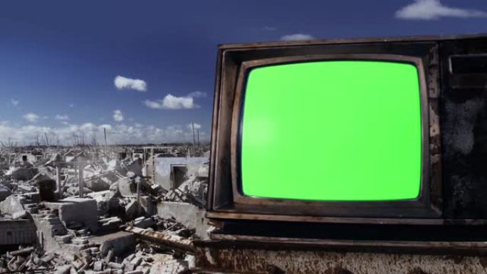 幽灵小镇废墟上的复古电视。放大。
