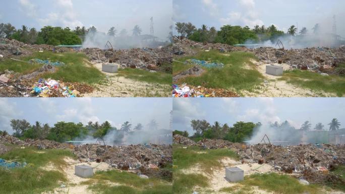 浓浓的白色有毒烟雾从燃烧塑料垃圾的大型垃圾填埋场中滚出。