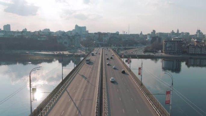 人口稠密城市桥上汽车交通的4k鸟瞰图