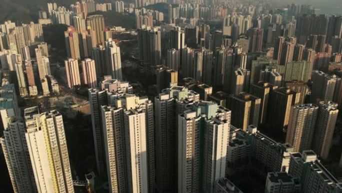 日落时香港摩天大楼的鸟瞰图和倾斜。