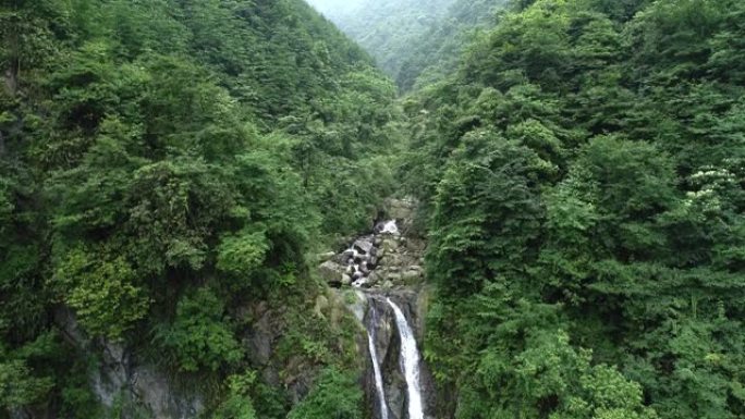 鸟瞰山中的瀑布流水溪流高山流水瀑布生态区