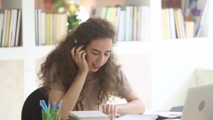 十几岁的女学生通过视频聊天与skype老师一起学习