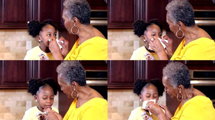 曾祖母用纸巾擦小女孩的鼻子