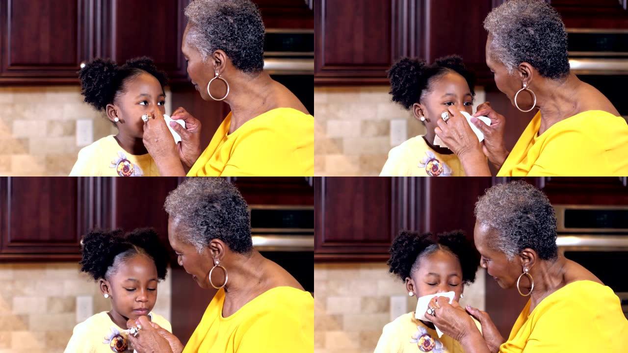 曾祖母用纸巾擦小女孩的鼻子