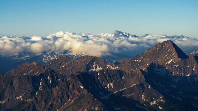 雪山的鸟瞰图。时间表