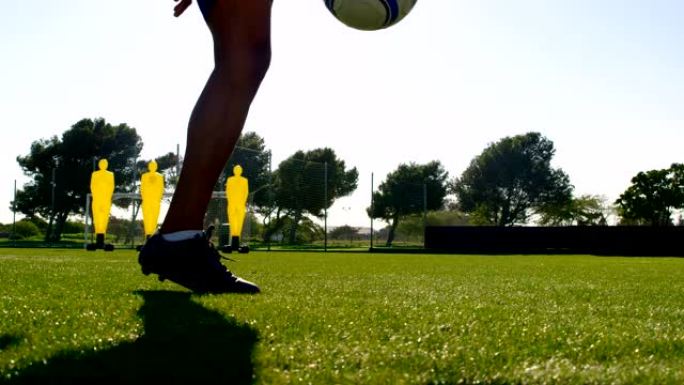 足球运动员两腿之间的球扔4k