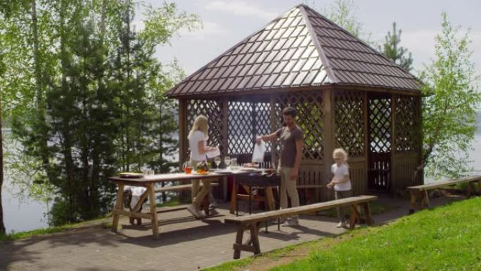 家人在夏日野餐家人在夏日野餐野餐外国人笑