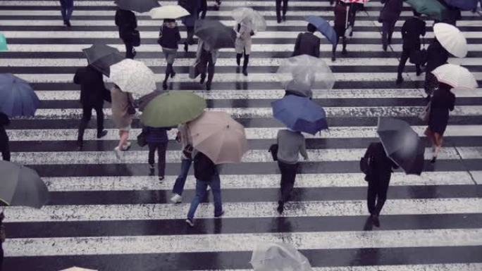 日本商人撑着伞走路