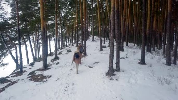 冬天在风景秀丽的自然公园徒步旅行的男人和女人