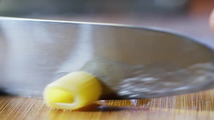 意大利面食的慢动作典型地落在满锅的开水中，以烹饪优质的意大利面团。